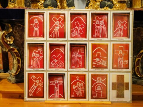 Bild des Kreuzweges im Kindergarten in Mabungo, den Elisabeth Muffat hergestellt hat. (Foto: P.St.). Bild des Kreuzweges im Kindergarten in Mabungo, den Elisabeth Muffat hergestellt hat. (Foto: P.St.).