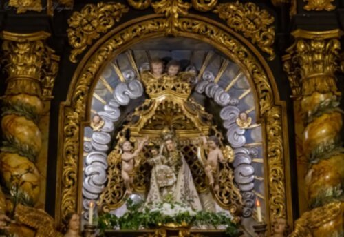 Gekrönte Madonna und Jesuskind mit Engeln am Hochaltar der Wallfahrtskirche Maria Rojach (© Foto: Mag. Bernhard Wagner).