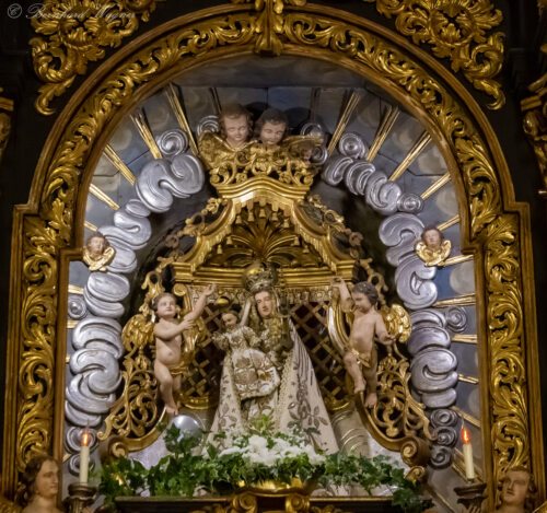 Gekrönte Madonna und Jesuskind mit Engeln am Hochaltar der Wallfahrtskirche Maria Rojach (© Foto: Mag. Bernhard Wagner).