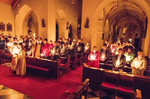 Am Abend des Karsamstages bzw. frühmorgens am Ostersonntag werden in den Kärntner Pfarren die Osternachtliturgien gefeiert. Foto (Osternachtliturigie 2019, Feldkirchen): Peter Artl