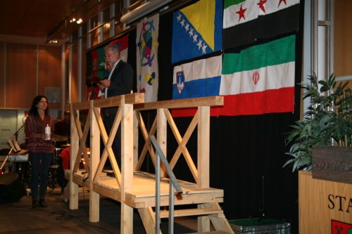 Von der symbolischen Brücke wurden beim “Fest der Begegnung“ Friedensbotschaften verlesen (© Foto: sonntag) Von der symbolischen Brücke wurden beim “Fest der Begegnung“ Friedensbotschaften verlesen (© Foto: sonntag)