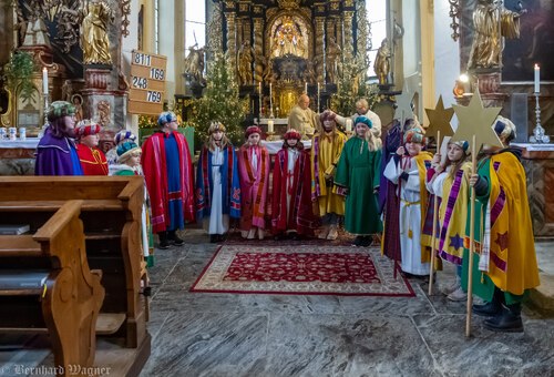 Die Sternsinger der Pfarre Maria Rojach während ihres Auftritts (© Foto: Mag. Bernhard Wagner)