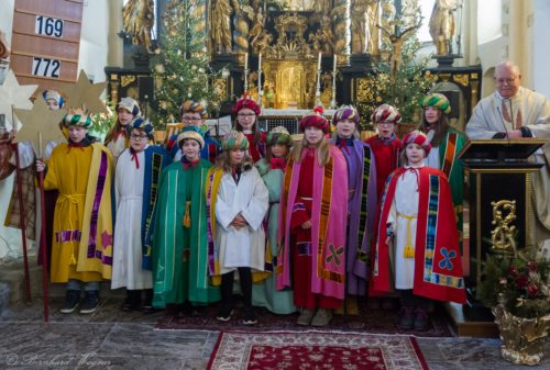 Die Sternsinger der Pfarre Maria Rojach während ihres Auftritts (© Foto: Mag. Bernhard Wagner).