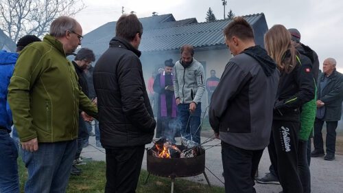 Feuersegnung im Pfarrgarten am Karsamstag-Morgen. (Bild: P.St.).