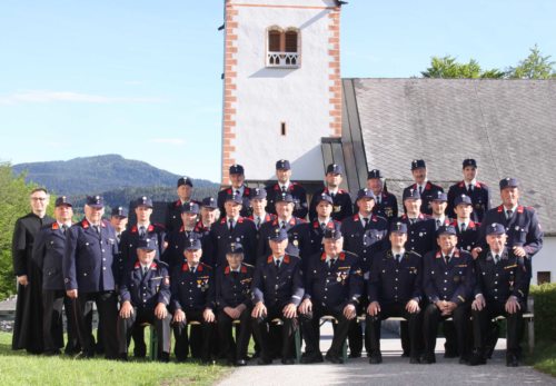 Kameradschaft der FF Augsdorf mit Pfarrvorsteher Mag. Michael Golavčnik vor der Pfarrkirche in Augsdorf - Loga vas (© Foto: Bernhard Höck)