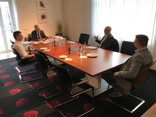 Bischof Marketz im Gespräch mit LH Kaiser<br />
Foto: Büro LH Kaiser Bischof Marketz im Gespräch mit LH Kaiser<br />
Foto: Büro LH Kaiser