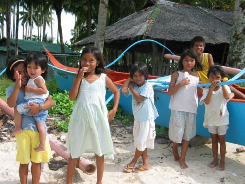Koroški trije kralji bodo letos pomagali revnim ribiškim družinam s Filipinov (© Foto: sternsinger.at)