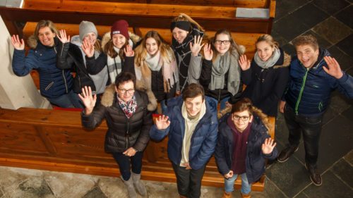 Firmkandidaten Kraig mit Firmbegleiterinnen (Aloisia Glösl und Sabine Weiß)<br />
Foto: Anton Wieser