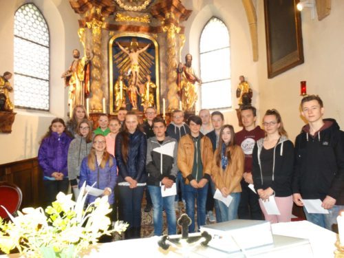 Vorstellung der Firmkandidaten 2018 in der Pfarrkirche Neuhaus- Suha (© Foto: Pfarrarchiv Neuhaus- Suha)