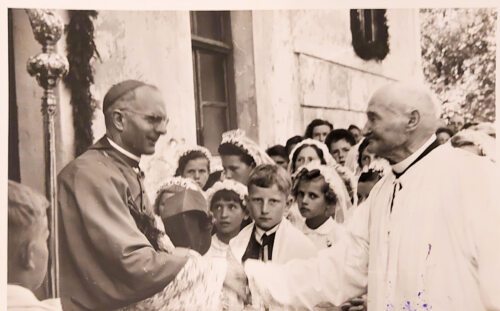 Firmung am 11. Juli 1959 in St. Stefan. Pfarrer Anton Pelnar, rechts, begrüßt Bischof Dr. Josef Köstner. (Bild: Pfarrarchiv).