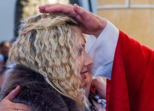 Das Spendung der Firmung (Archivfoto aus dem Jahr 2019) erfolgt durch die Salbung mit Öl und Handauflegung.<br />
Foto: Bernhard Wagner Das Spendung der Firmung (Archivfoto aus dem Jahr 2019) erfolgt durch die Salbung mit Öl und Handauflegung.<br />
Foto: Bernhard Wagner