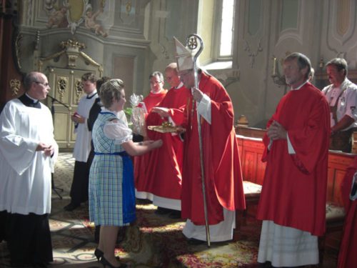 Begrüßung des Bischofs und des Abtes (© Foto: Mag. Gerlinde Peter)