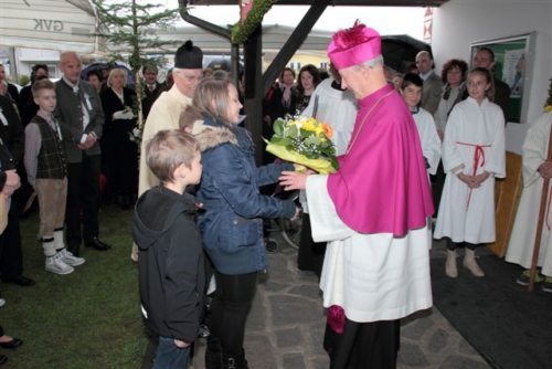 Empfang vor der Kühnsdorfer Kirche von Prälat Mag. Matthias Hribernig (© Foto: Pfarre Kühnsdorf)