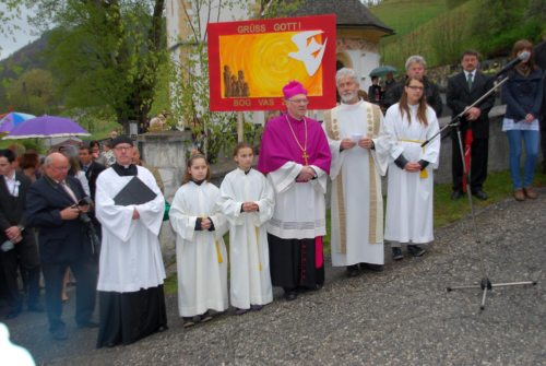Empfang des Bischofs vor der Pfarrkirche | Sprejem škofa pred farno cerkvijo (© Foto: er) Empfang des Bischofs vor der Pfarrkirche | Sprejem škofa pred farno cerkvijo (© Foto: er)