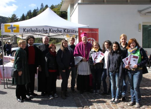 Bischof Dr. Alois Schwarz und Dechant GR Zagler mit den Jugendlichen der KJ um Regionaljugendleiter Jakob M. Mokoru (© Foto: René Matschek)