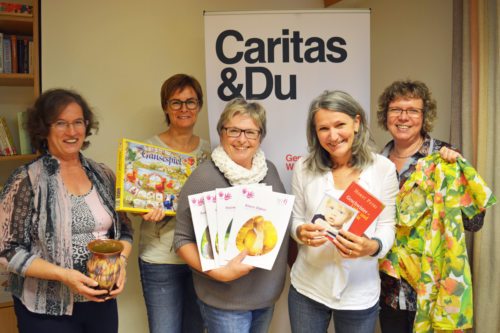 Menschen in Krisen-Bereichsleiterin Ursula Luschnig (4. v. li.) mit dem Villacher Team Janette Suntinger-Schneeweiß, Elke Pleschberger, Ruth Holzer und Christine Kügerl (v. li.) (© Foto: Caritas Kärnten)