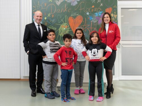 Investmentbanker Dr. Florian Koschat – im Bild mit Magistra Roberta Striedinger (Fundraising, Caritas) – unterstützt die Lerncafé-Kinder auf ihrer Bildungsreise. Das Foto ist vor dem Lockdown entstanden. Foto: Jana Madzigon