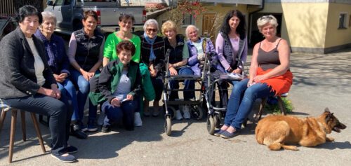 Gemeinschaftsfoto: nach dem Florianigebet in Sussawisch (Bild: Margot Lackner).