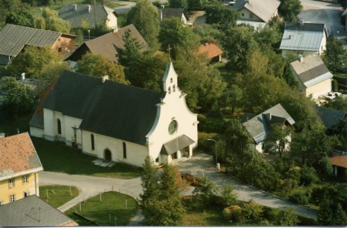 Flugaufnahme von St. Leonhard (Pfarrarchiv)