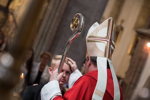 Das Sakrament der Firmung soll ein bewusstes „Ja“ des jungen Menschen zum Glauben und zur Kirche sein (im Bild: Firmung durch Bischof Schwarz in Maria Saal, 2014) (© Foto: Pressestelle/Stefan Schweiger)