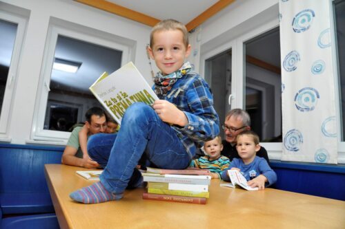 Branje je največje razvedrilo - že najmlajši radi segajo po knjigah (Nedelja)