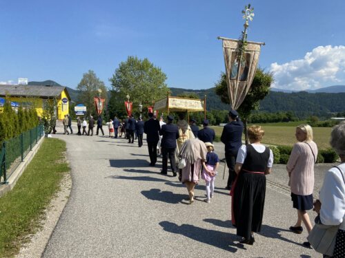 Fronleichnam als Fest der Begegnung • Jezik moj, skrivnost opevaj (Foto: Pfarrarchiv Neuhaus- Suha)