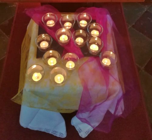 für die Täuflinge und für die Verstorbenen wurde jeweils einne Kerze entzündet<br />
(Foto: Rainer Furlan)