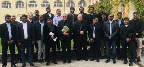 Bischof Freistetter und Kanzler Ibounig mit Priestern aus Indien (Foto: Michael Kapeller)