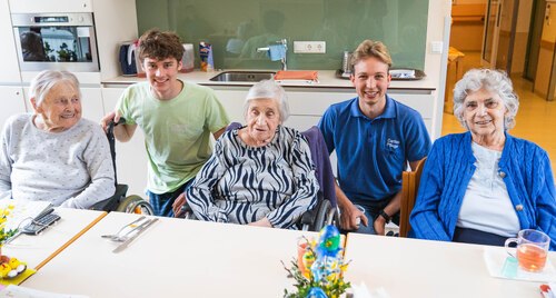 Die Bewohner*innen haben die beiden ins Herz geschlossen: Berta Smolnik, Zivildiener Damjan Smrtnik, Maria Dovjak, Zivildiener Niko Markitz, Katharina Skias (v.l.n.re.) - Foto: Caritas Kärnten Die Bewohner*innen haben die beiden ins Herz geschlossen: Berta Smolnik, Zivildiener Damjan Smrtnik, Maria Dovjak, Zivildiener Niko Markitz, Katharina Skias (v.l.n.re.) - Foto: Caritas Kärnten