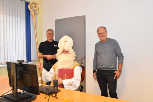 Zoom-Sitzungen mit dem Nikolaus werden u. a. auch von der Pfarre Spittal/Drau angeboten (im Bild: Stadtpfarrer Ernst Windbichler, Nikolausdarsteller Robert Gröppel und asut-Geschäftsführer Michael Szirch, der der Pfarre das technische Equipment zur Verfügung stellt; v. r.); Foto: asut/Niedermüller