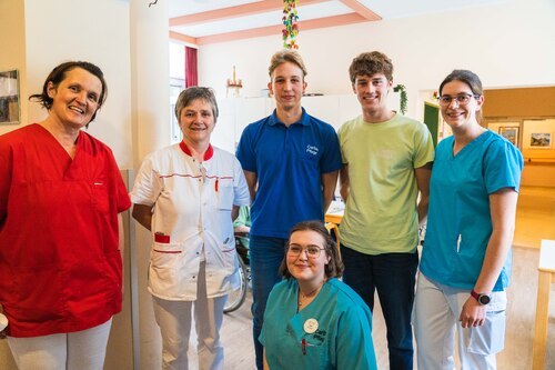Ein Teil des Teams vom Gregorhof: PA Marianne Golautschnik, PA Maria Benetik, Zivildiener Niko Markitz, Zivildiener Damjan Smrtnik, PA Katrin Wodlej, Ana Pavlic (vorne) - Foto: Caritas Kärnten Ein Teil des Teams vom Gregorhof: PA Marianne Golautschnik, PA Maria Benetik, Zivildiener Niko Markitz, Zivildiener Damjan Smrtnik, PA Katrin Wodlej, Ana Pavlic (vorne) - Foto: Caritas Kärnten