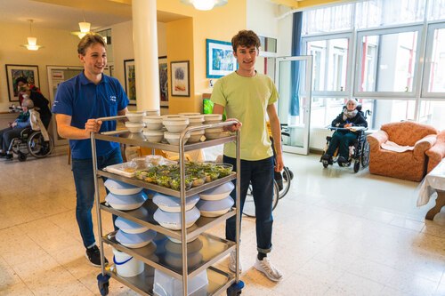 Niko Markitz und Damjan Smrtnik auf dem Weg zur Essensausgabe - Foto: Caritas Kärnten Niko Markitz und Damjan Smrtnik auf dem Weg zur Essensausgabe - Foto: Caritas Kärnten