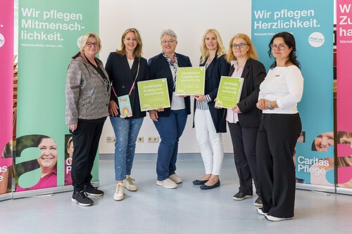 Der gemeinsame Erfolg wird gebührend gefeiert: von Caritas-Praxisanleiterin Sabine Pommer, Christine Zimmerl und Claudia Wiedner (beide FH Kärnten), Caritas Bereichsleiterin der stationären Betreuung und Pflege Donata Rössler-Merlin, Christina Anticewic-Harrant (FH Kärnten) und der zweiten Caritas-Praxisanleiterin Anna Mair-Jaz. Foto: Caritas Der gemeinsame Erfolg wird gebührend gefeiert: von Caritas-Praxisanleiterin Sabine Pommer, Christine Zimmerl und Claudia Wiedner (beide FH Kärnten), Caritas Bereichsleiterin der stationären Betreuung und Pflege Donata Rössler-Merlin, Christina Anticewic-Harrant (FH Kärnten) und der zweiten Caritas-Praxisanleiterin Anna Mair-Jaz. Foto: Caritas