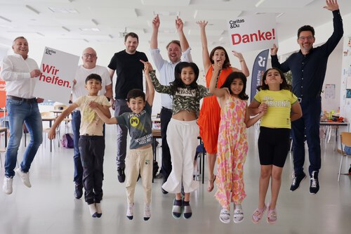 Ein Freudensprung zum Schulschluss: Direktor Ernst Sandriesser (re), Lerncafé-Leiter Christoph Schwingshakl (3. v. li) und Roberta Striedinger von der Caritas danken mit den Lerncafékindern den Vorständen der Privatstiftung Kärntner Sparkasse Johann Lintner (links), Hans Schönegger (2.v. li) und Siegfried Huber (4.v. li) für die Unterstützung der Lerncafés. (Foto: Caritas/Dietmar Wajand) Ein Freudensprung zum Schulschluss: Direktor Ernst Sandriesser (re), Lerncafé-Leiter Christoph Schwingshakl (3. v. li) und Roberta Striedinger von der Caritas danken mit den Lerncafékindern den Vorständen der Privatstiftung Kärntner Sparkasse Johann Lintner (links), Hans Schönegger (2.v. li) und Siegfried Huber (4.v. li) für die Unterstützung der Lerncafés. (Foto: Caritas/Dietmar Wajand)