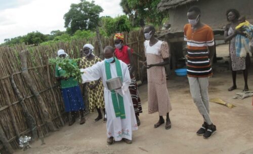 Fr. Boniface ist es wichtig, bei den Menschen zu sein (Bildrechte: Diözese Rumbek)