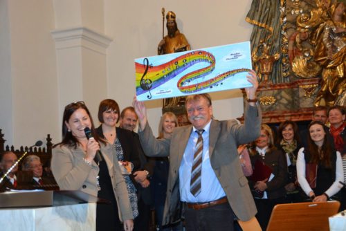 Im Namen des Kirchenchores gratuliert Obfrau Renate Drozd. (© Foto: Franziska David)