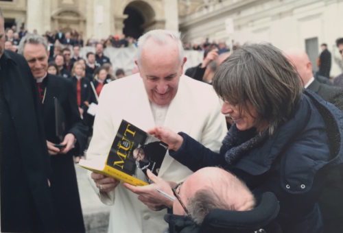 Franz-Joseph Huainigg und seine Gattin übergeben Papst Franziskus ein mundsigniertes Exemplar des Buches “Mit Mut zum Glück“. (© Foto: Vatikanischer Pressedienst)