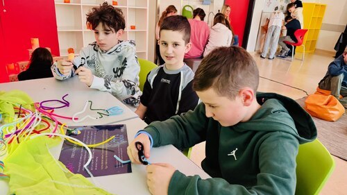 Freund*innen basteln mit Plüschdraht (Foto: Carmen Heller)