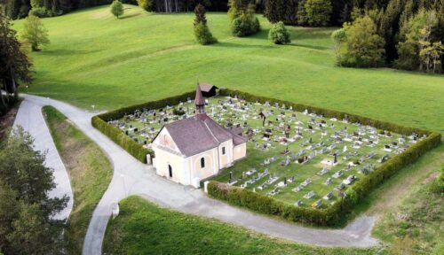 Friedhof und Kalvarienbergkirche St. Stefan. (Bild: Michael Sternig).