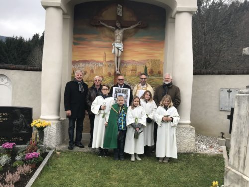 Segnung Friedhofskreuz Neuhaus •&nbsp;Blagoslov obnovljenega britovškega križa&nbsp;(Pfarrarchiv Neuhaus-Suha)