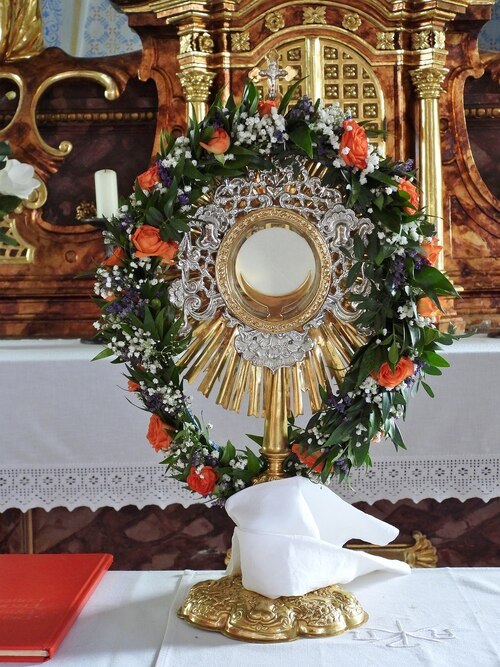 Unsere Monstranz mit schönen Blumenschmuck - gespendet von Hrn. Kurt Gaggl - DANKESCHÖN<br />
(Foto: Martina Trampitsch)