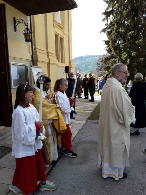 Pfarrer Josef mit dem Allerheiligsten