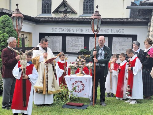 Prozession – erste Station beim Kriegerdenkmal am Kirchenplatz. (Bild: Sonja Kucher). Prozession – erste Station beim Kriegerdenkmal am Kirchenplatz. (Bild: Sonja Kucher).