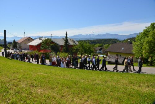 Die Prozession führte durch den Ort St. Martin am Techelsberg (© Foto: Michael Habernigg)