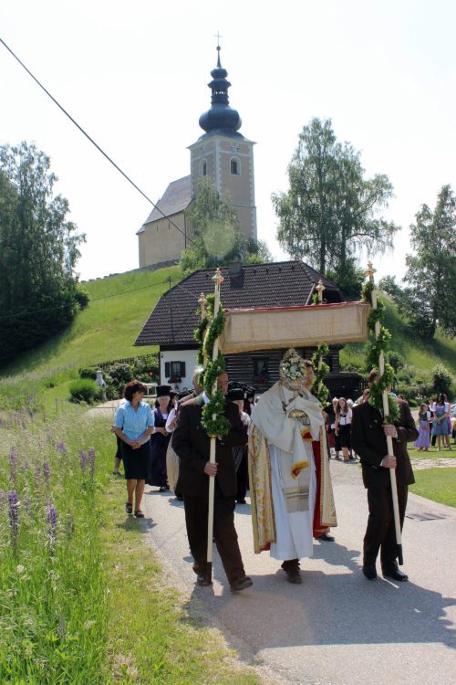 In vielen Kärntner Pfarren finden zu Fronleichnam Prozessionen statt (im Bild: Fronleichnamsprozession 2015 in Wachsenberg).  (© Foto: M. Schusser )