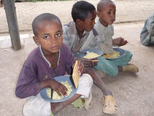Satt werden, bei einer Mahlzeit am Tag, ist für viele Kinder in Gambela nur Wunschdenken. (© Foto: Andolˇsek)