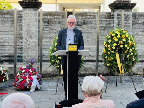 Bischof Marketz vor dem “Denkmal der Namen“ in Villach: Nie wieder schweigen, wenn Menschenwürde und Freiheit bedroht sind; Foto: U. Wöhlert Bischof Marketz vor dem “Denkmal der Namen“ in Villach: Nie wieder schweigen, wenn Menschenwürde und Freiheit bedroht sind; Foto: U. Wöhlert