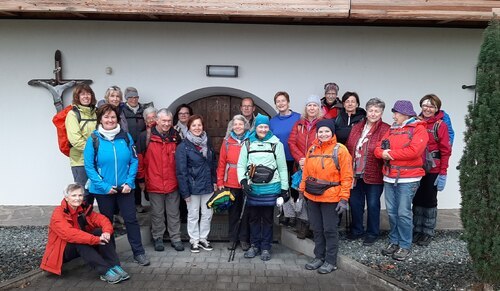 Die Pilgergruppe mit Gerhild und Rudi Weilharter und ihrem Team vor dem Pfarrhaus in Kappel am Krappfeld (Foto: Monika Gschwandner)