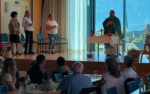 Heilige Messe im Gemeinde- und Kulturzentrum, (Bild P. St.). Heilige Messe im Gemeinde- und Kulturzentrum, (Bild P. St.).