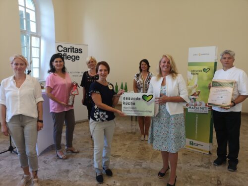 Freude über das Gütesiegel „Gesunde Küche“: Michaela Perchtold, Maria Knauder, Ina Hobel, Evelyn Pototschnig, Zsolt Takacs (von links hinten), Mathilde Slamanig und Claudia Arpa (vorne von links). (Foto: Caritas)